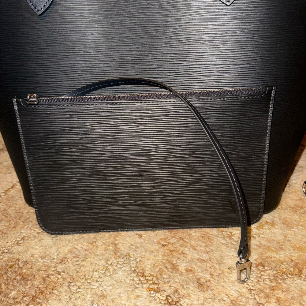 Louis Vuitton Black Neverfull MM Tote Bag (discontinued) - Picture 3 of 16